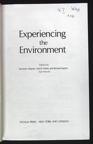Imagen del vendedor de Experiencing the Environment. a la venta por books4less (Versandantiquariat Petra Gros GmbH & Co. KG)