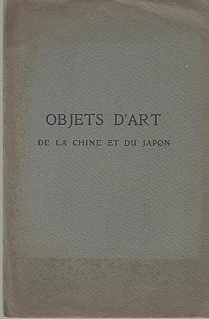 Bild des Verkufers fr Objets d'art de la Chine et du Japon. - Objets d'art d'Extrme-Orient. - Cramique de la Chine et du Japon : Laques et Bois sculpts, Masques de NO NETSUKE en ivoire et en bois, Bronzes et Mtaux divers, Collection de Kozuka, Poignards, Paravents japonais sur fond d'or, Estampes, Livres, toffes brodes, etc. dont la vente aura lieu  l'Htel Drouot, Salle N 10, les lundi 1er et mardi 2 mars 1920,  2 heures. zum Verkauf von PRISCA