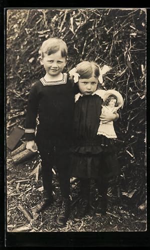Foto-Ansichtskarte Zwei Geschwister mit Puppe