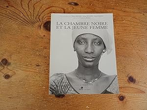 Bild des Verkufers fr LA CHAMBRE NOIRE ET LA JEUNE FEMME Photos d'Afrique illustres d'criture zum Verkauf von librairie ESKAL