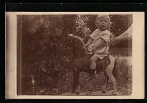 Ansichtskarte Kleines blondes Mädchen auf einem Schaukelpferd im Jahre 1925