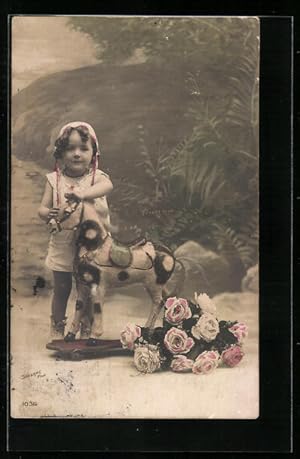 Ansichtskarte Kleines Mädchen mit Spielzeugpferd auf Rädern