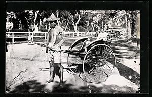 Bild des Verkufers fr Foto-Ansichtskarte Mann mit einer Rikscha am Park zum Verkauf von Bartko-Reher
