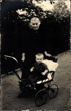 Foto Ansichtskarte / Postkarte Alte Frau mit Kleinkind im Kinderwagen