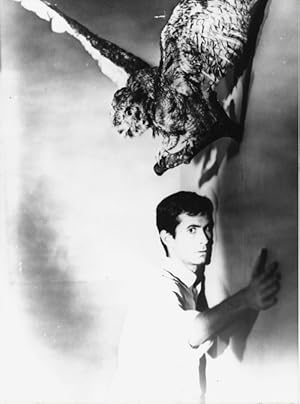 Imagen del vendedor de Photographie en tirage argentique d'Anthony Perkins dans le rle de Norman Bates, extraite du Psychose ( Psycho ) de Alfred Hitchcock. a la venta por Librairie Victor Sevilla