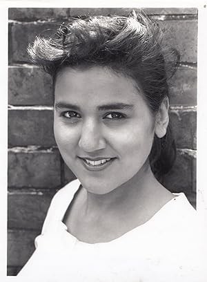Image du vendeur pour Childrens Ward Show Veena Tulsiani as Sharna Hassim Granada TV Press Photo mis en vente par Postcard Finder