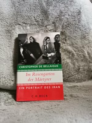 Seller image for Im Rosengarten der Mrtyrer : ein Portrait des Iran. Christopher de Bellaigue. Aus dem Engl. von Sigrid Langhaeuser for sale by TschaunersWelt