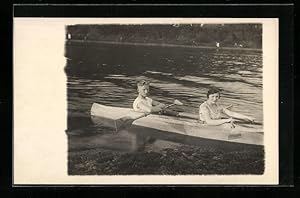 Foto-Ansichtskarte Mann und Frau in einem Ruderboot