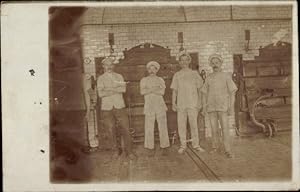 Foto Ansichtskarte / Postkarte Männer in einer Werkstatt, Maschinen, Gruppenbild