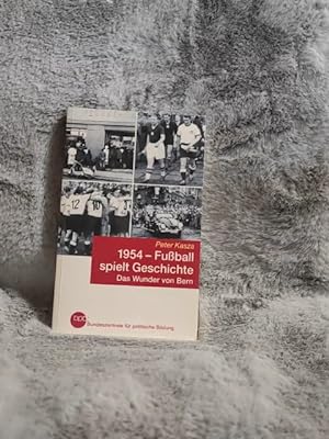Seller image for 1954 - Fuball spielt Geschichte : das Wunder von Bern. BpB, Bundeszentrale fr Politische Bildung / Bundeszentrale fr Politische Bildung: Schriftenreihe ; Bd. 435 for sale by TschaunersWelt
