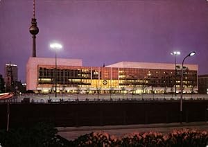 Ansichtskarte / Postkarte Berlin Mitte, Palast der Republik, Außenansicht, Fernsehturm, Nachtansicht