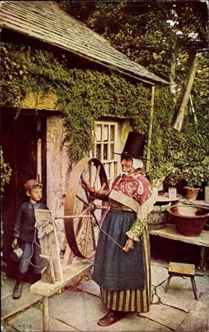 Bild des Verkufers fr Ansichtskarte / Postkarte Wales, Alte Frau in Tracht, Zylinder, Spinnrad, Bauernhof zum Verkauf von akpool GmbH