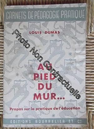 Image du vendeur pour Louis Dumas . Au pied du mur : Propos sur la pratique de l'ducation suivis d'une bibliographie mis en vente par Dmons et Merveilles