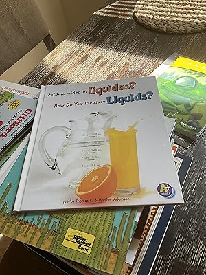 Immagine del venditore per Cmo mides los lquidos?/How Do You Measure Liquids? (Mdelo/Measure It) (English and Spanish Edition) venduto da BooksByLisa