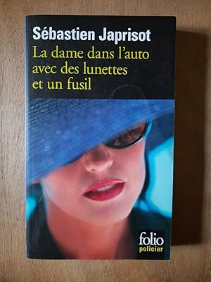 La dame dans l'auto avec des lunettes folio