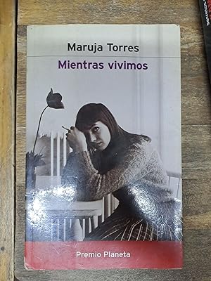 Imagen del vendedor de Mientras vivimos a la venta por Libros nicos