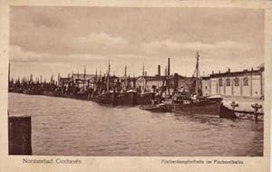 Bild des Verkufers fr Nordseebad Cuxhaven. Fischerdampferflotte im Fischereihafen. Ansichtskarte in Lichtdruck. Ungelaufen. zum Verkauf von Antiquariat Heinz Tessin