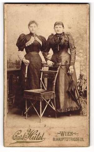 Bild des Verkufers fr Fotografie Carl Heitel, Wien, Hauptstrasse 21, Zwei Schwestern im schwarzen Kleid mit Puffrmeln zum Verkauf von Bartko-Reher
