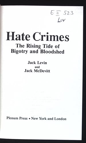 Image du vendeur pour Hate Crimes: The Rising Tide of Bigotry and Bloodshed. mis en vente par books4less (Versandantiquariat Petra Gros GmbH & Co. KG)