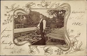 Passepartout Foto Ansichtskarte / Postkarte Potsdam, Junger Mann mit Gießkanne im Garten, Frühbeete