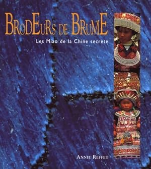 Image du vendeur pour Brodeurs de brume. Les miao de la chine secr?te illustrations en couleur 160 photos - Annie Reffet mis en vente par Book Hmisphres