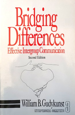 Imagen del vendedor de Bridging Differences: Effective Intergroup Communication a la venta por Marlowes Books and Music