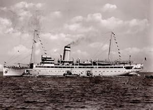 Imagen del vendedor de Photopostkarte. Rckseite mit Stempel : Kraft durch Freude. Auf hoher See an Bord des Dampfers Cobra 20.August 1939 sowie Werbestempel : Nur gesunde Vollfamilien verbrgen Deutschlands Zukunft. a la venta por Antiquariat Heinz Tessin