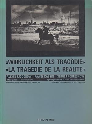 Bild des Verkufers fr Wirklichkeit als Tragdie /La Tragedie de la Realit/ Sowjetische Reportagefotografie von 1984-1990 /Reportages photographiques en URSS 1984-1990. 3 Fotografen der Moscow News zum Verkauf von Bcher bei den 7 Bergen