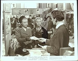 Imagen del vendedor de Frieda 8 X 10 Still 1947 David Farrar, Glynis Johns, Mai Zetterling a la venta por AcornBooksNH