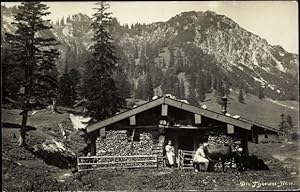 Ansichtskarte / Postkarte Thorau-Alm, Hütte, Berge, Bauer, Kuh wird gemolken