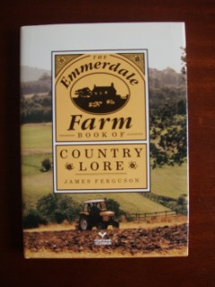 Imagen del vendedor de The Emmerdale Farm Book of Country Lore a la venta por Goldring Books