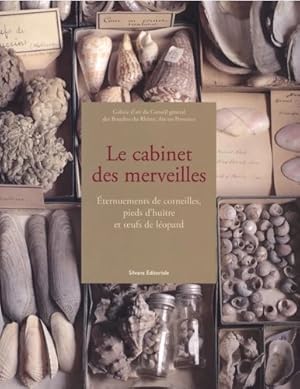 Imagen del vendedor de LE CABINET DES MERVEILLES. ternuements de corneilles, pieds d'hutre et oeufs de lopard a la venta por Librairie Couleur du Temps