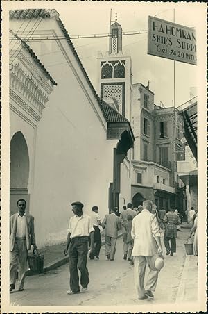 Maroc, Tanger, Passants dans une rue près d'une mosquée, ca.1950, Vintage silver print