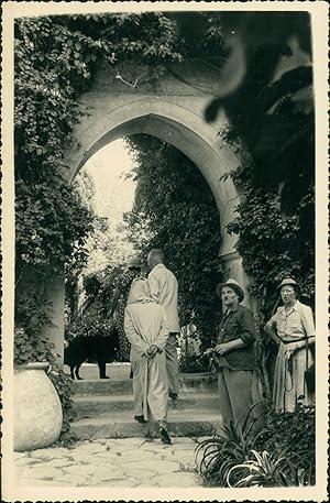 Maroc, Tanger, Visiteurs dans un jardin, ca.1950, Vintage silver print