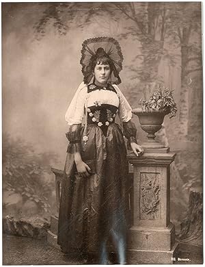 Suisse, Bernerin, jeune fille en costume traditionnel