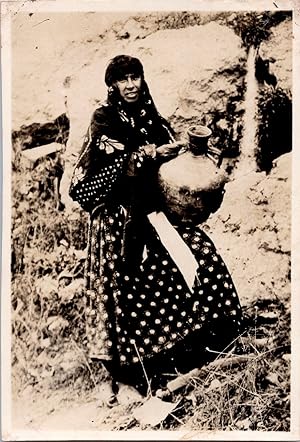 Maghreb, une femme porteuse d eau