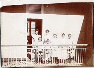 Martinique, femmes et enfants au balcon