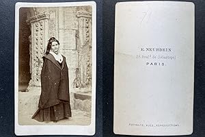 Neurdein, Paris, Arlésienne en manteau