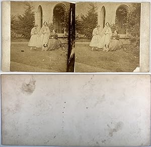 Jeunes femmes et un chien dans un jardin, Vintage albumen print, ca.1870, stéréo