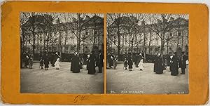 France, Paris, Enfants jouant dans un parc, Vintage silver print, ca.1900, Stéréo