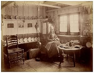 Nederland, Marken, vrouw in de keuken, interieur van het huis