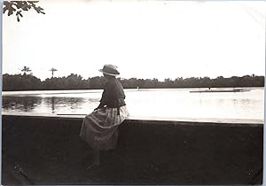 Morocco, Meknes, Woman in hat near the Lake Agdal, vintage silver print, ca.1920