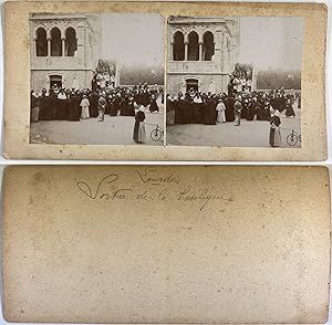 Lourdes, foule à la sortie de la basilique, Vintage citrate print, ca.1900, Stéréo