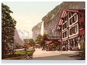 Suisse, Berner Oberland, Lauterbrunnen, Dorfstrasse mit Staubbach