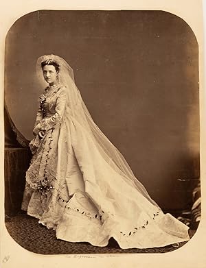 Mode Victorienne, Miss Regeman en épouse robe mariée