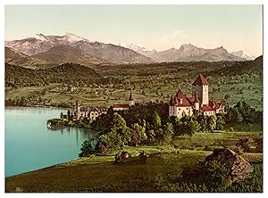 Schweiz, Berner Oberland, Thunersee, Spiez, Schloss mit den Alpen