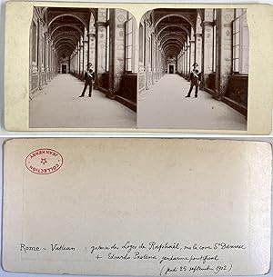 Rome, Vatican, Gendarme pontifical dans la Galerie des Loges de Raphaël sur la cour St-Damase, Vi...