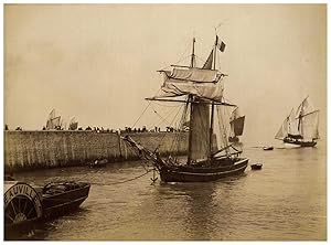 France, Normandie, Le Tréport, l'entrée au port au moment de la marée