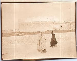 Maroc, Mogador (Essaouira), Hommes devant un fort, Vintage citrate print, 1915