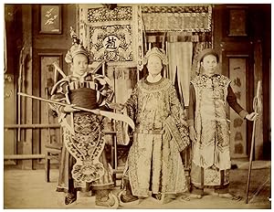 Trois acteurs de l'Annamite Théâtre, portrait en pied, en costume, Exposition de Paris, 1889